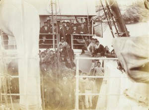 Representatives of the Hellenic government, the crew, and the sponge divers on the deck of the Hellenic Navy vessel “Mykali”, during the winter 1900-1901. © Ministry of Culture and Sports - National Archive of Monuments